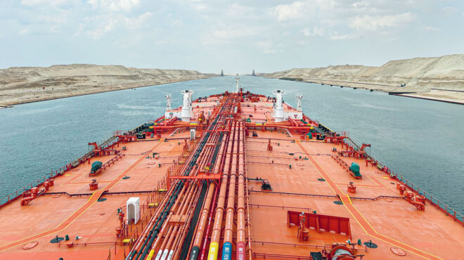 στο-σουέζ-με-μια-μαχήτρια-274-μέτρων-563618944