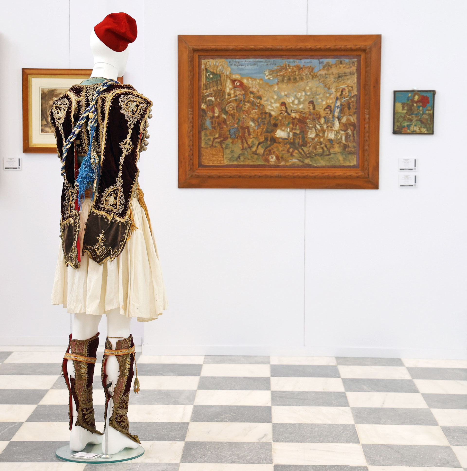 Στο σφυρί η φουστανέλα του Θεόφιλου-2