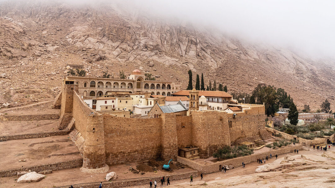 μονή-σινά-την-κλείνουν-στα-τείχη-της-563643319