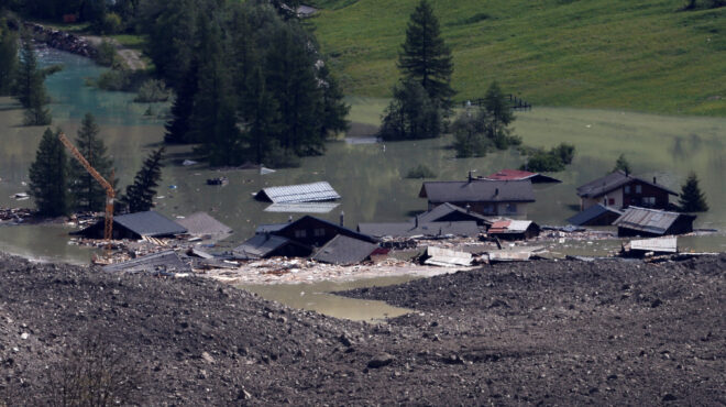 ελβετία-παγετώνας-έθαψε-ένα-ολόκλη-563640388
