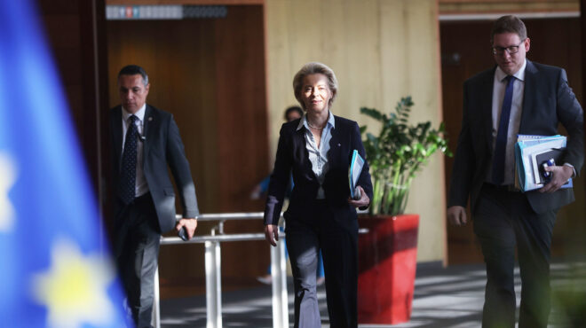 σκιά-στην-εικόνα-της-φον-ντερ-λάιεν-από-563612950