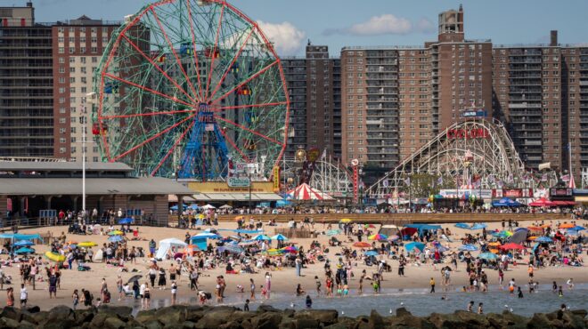 οι-τουρίστες-γυρνούν-την-πλάτη-στις-ηπ-563635705