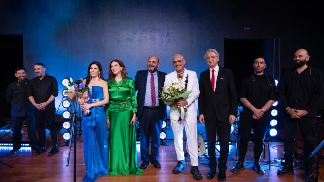 η-μουσική-έχτισε-μια-μικρή-γέφυρα-φιλί-563614468