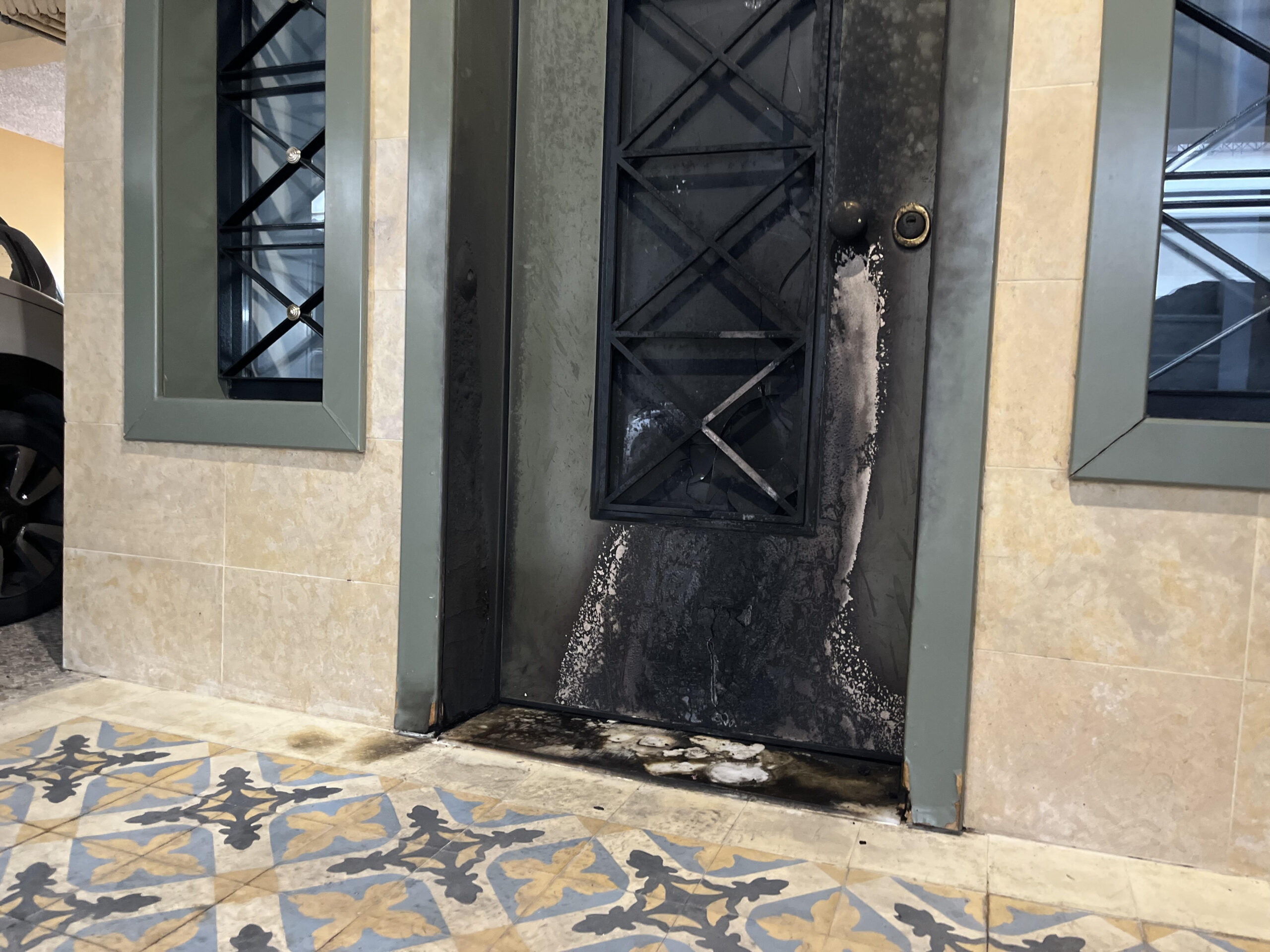 Kαταδικάζει ο ΣΥΡΙΖΑ-ΠΣ την επίθεση στην πολυκατοικία του Μάξιμου Χαρακόπουλου-1