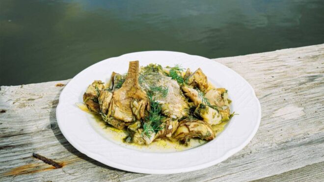 μπακαλιάρος-με-αγκινάρες-από-τη-λευκί-563589385