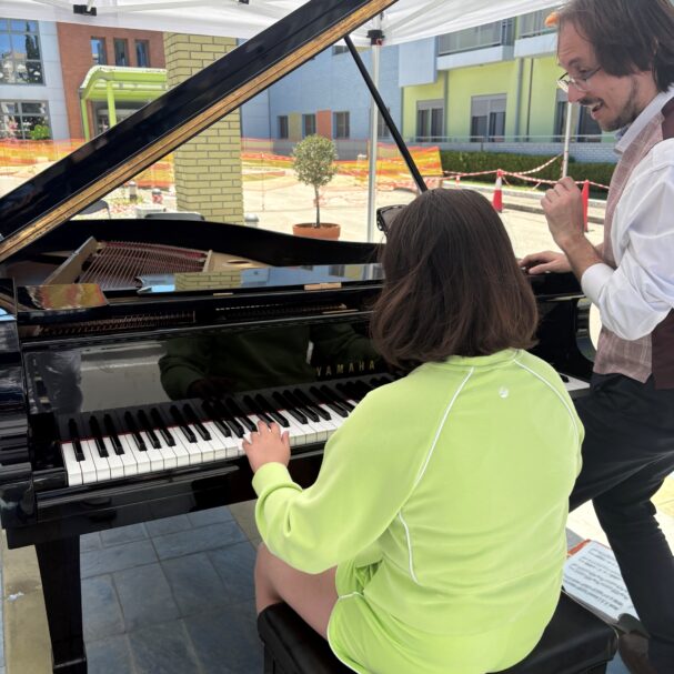 το-πιάνο-που-άνοιξε-τα-παράθυρα-της-ογκ-563628268