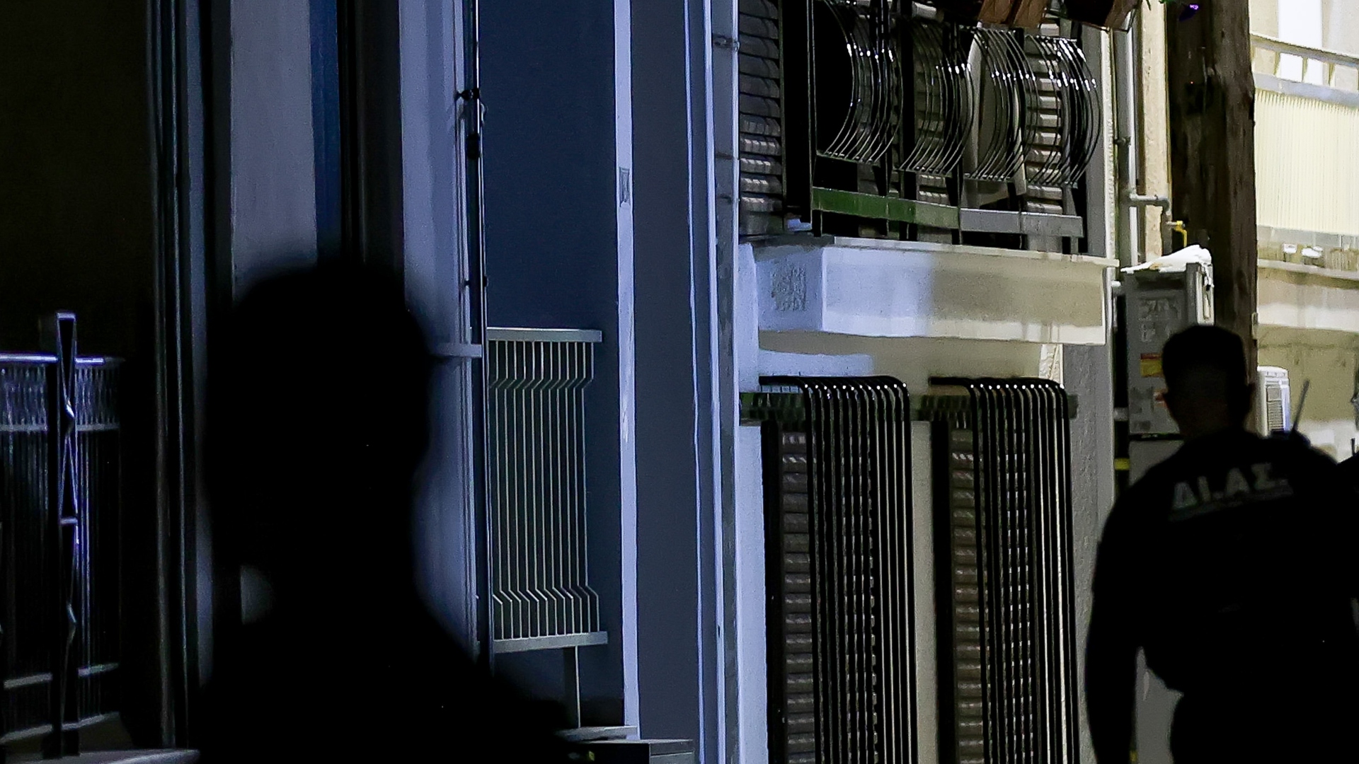 Μητροκτονία στη Λάρισα: «Τον απείλησε πως θα τον μπλέξει με τον φόνο, αν δεν τον βοηθούσε», λέει ο αδερφός του 22χρονου-1