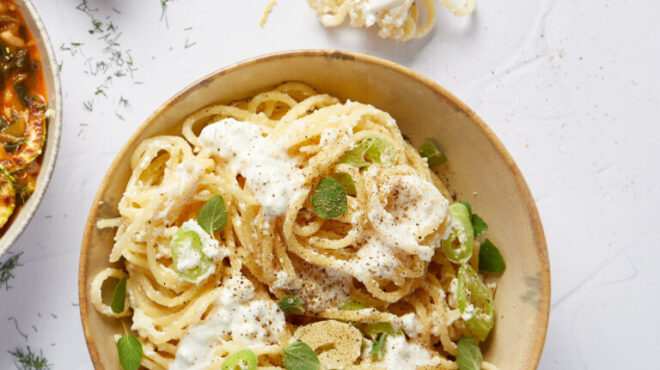 μακαρονάδα-με-σάλτσα-φέτας-563612938