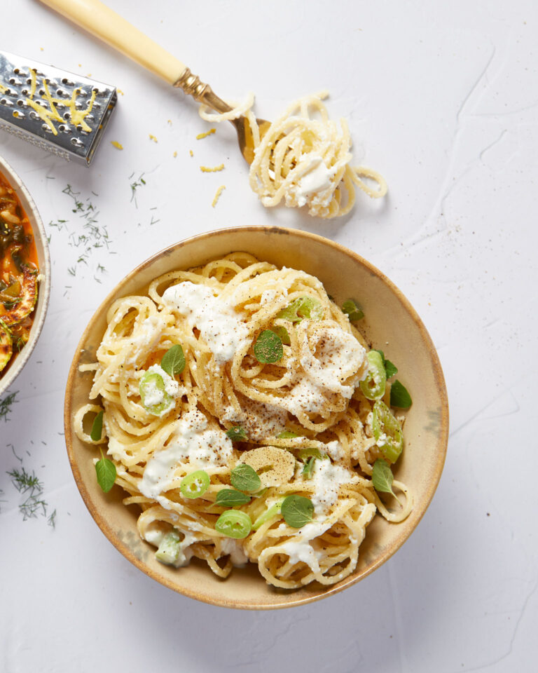 μακαρονάδα-με-σάλτσα-φέτας-563612938