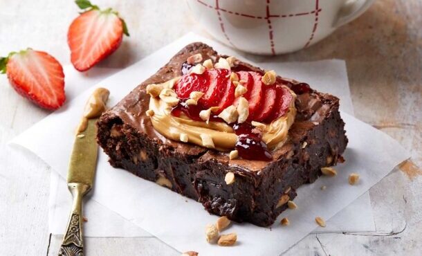 μπράουνι-με-πίνατς-και-φράουλες-563621617