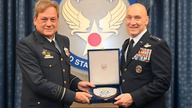 επίσκεψη-αρχηγού-γεα-στις-ηπα-με-το-βλ-563631517