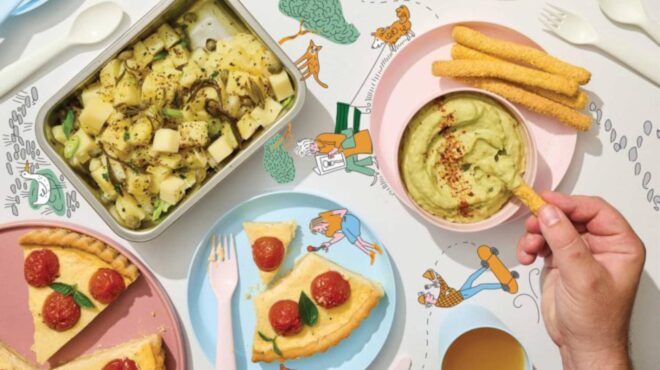 πικνίκ-στο-πάρκο-στο-άλσος-στην-παραλί-563589559