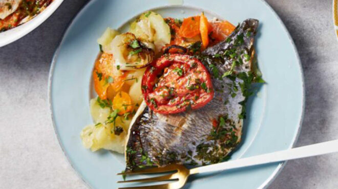 ψάρι-στον-φούρνο-με-πατάτες-563594758
