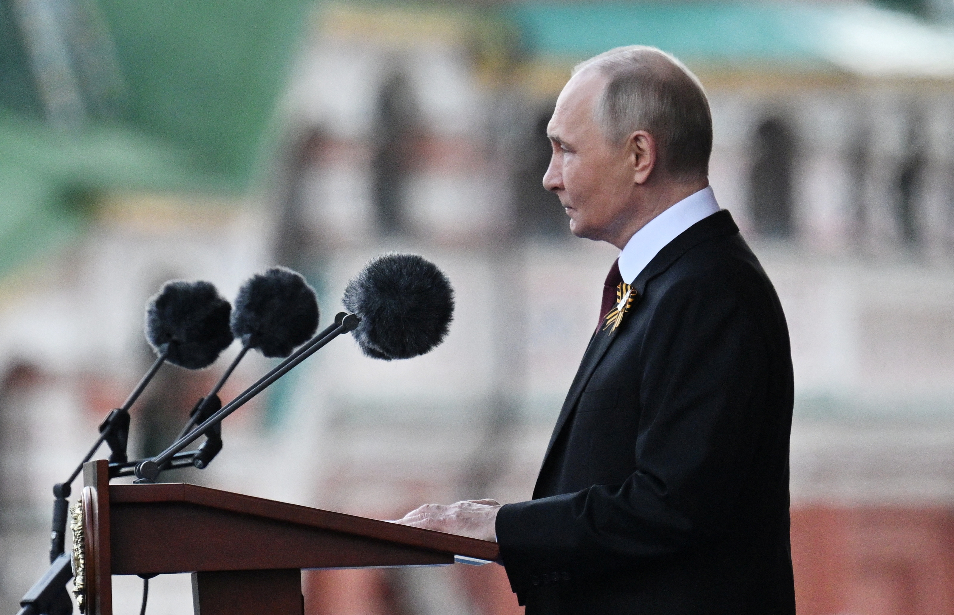 Ημέρα της Νίκης: «Η αλήθεια και η δικαιοσύνη είναι με το μέρος μας», λέει ο Πούτιν – Δίπλα του ο Σι-2