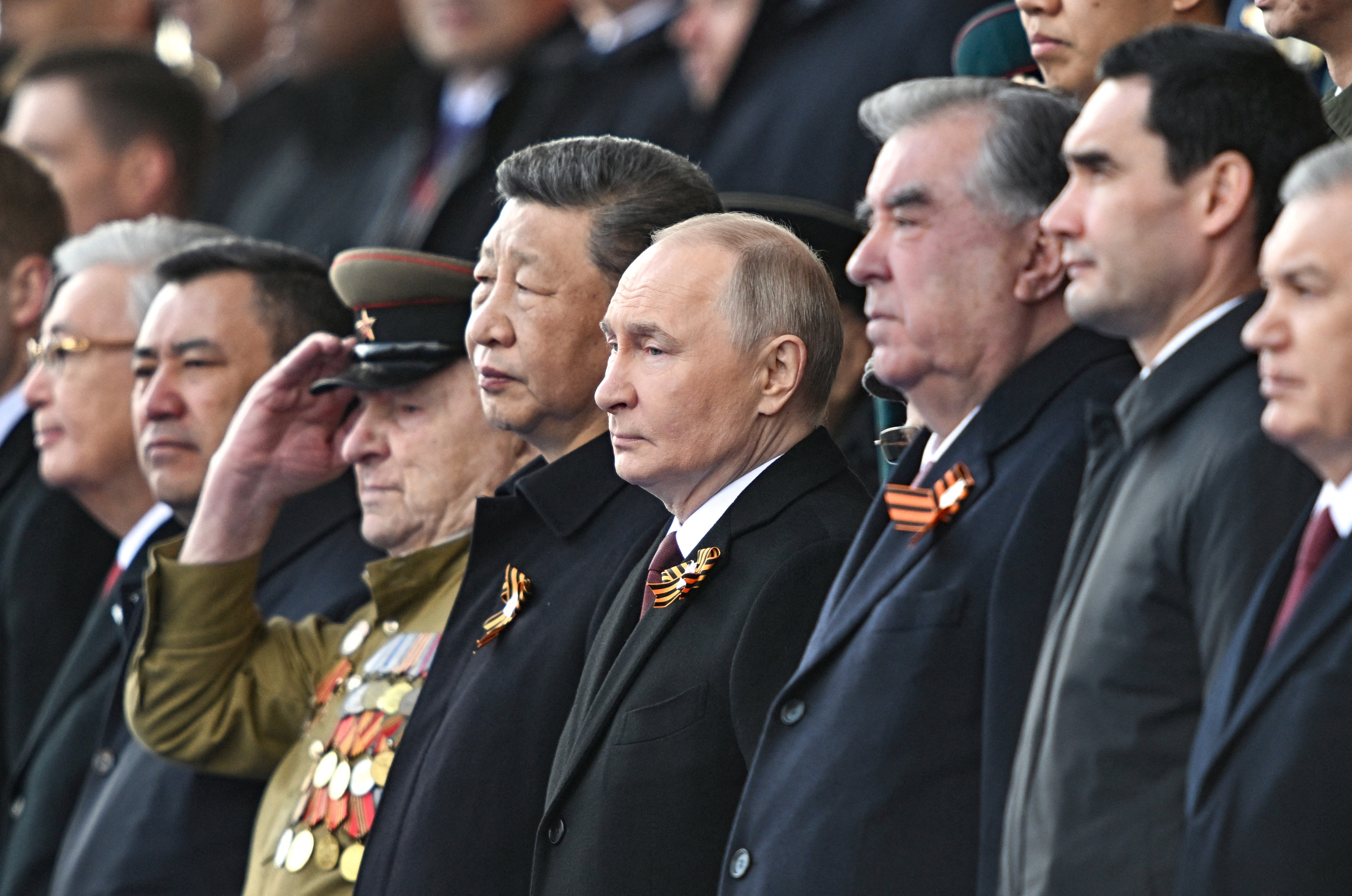 Ημέρα της Νίκης: «Η αλήθεια και η δικαιοσύνη είναι με το μέρος μας», λέει ο Πούτιν – Δίπλα του ο Σι-3