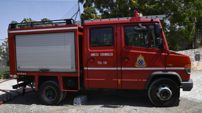υπό-μερικό-έλεγχο-πυρκαγιά-στην-παλαι-563619151