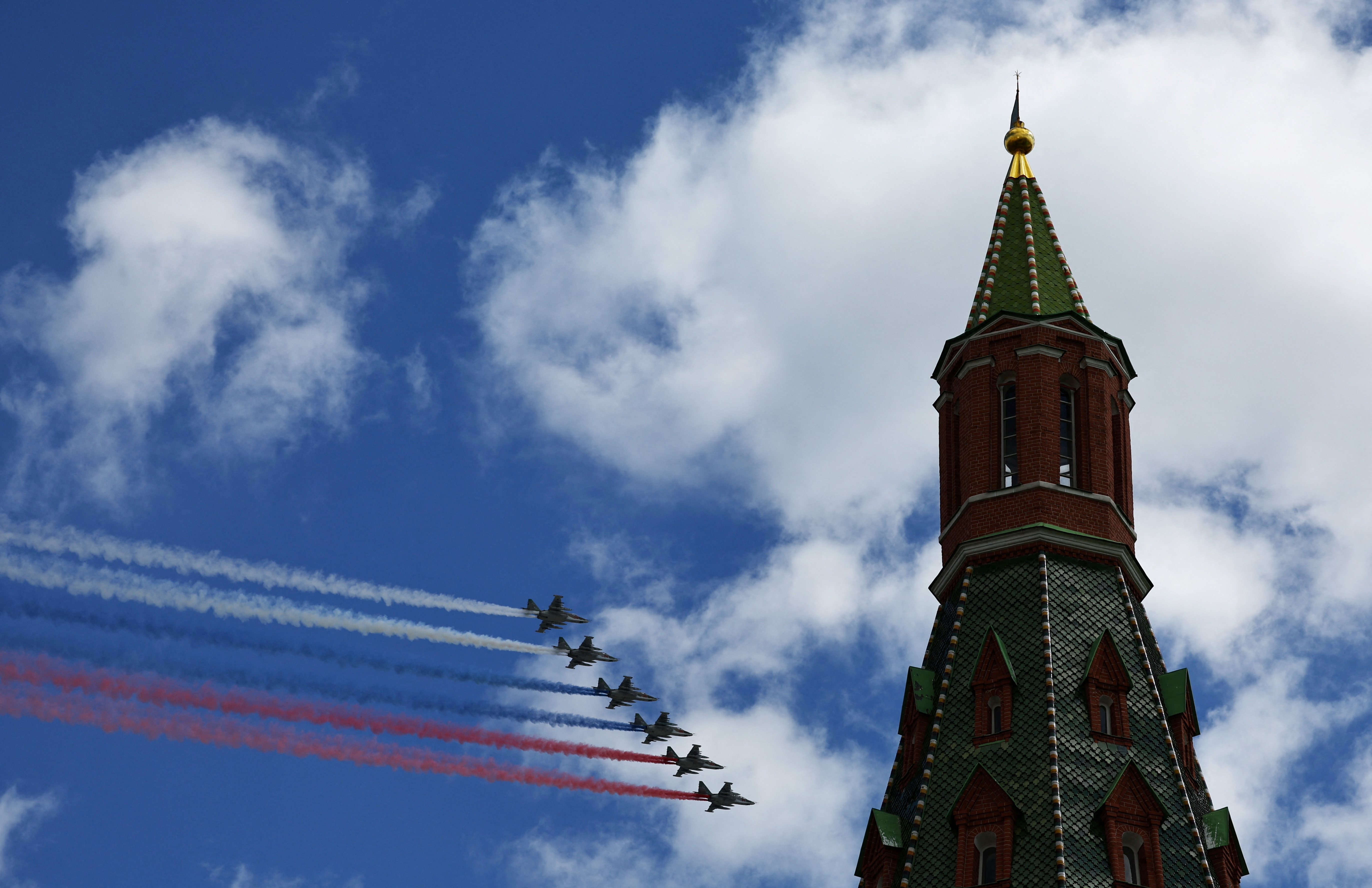 Ημέρα της Νίκης: «Η αλήθεια και η δικαιοσύνη είναι με το μέρος μας», λέει ο Πούτιν – Δίπλα του ο Σι-5