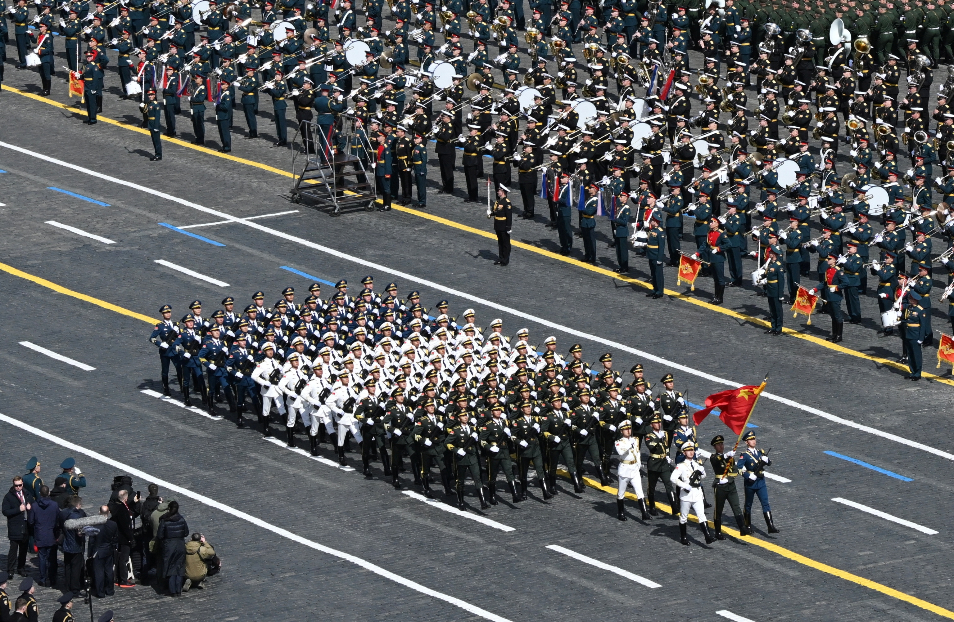 Ημέρα της Νίκης: «Η αλήθεια και η δικαιοσύνη είναι με το μέρος μας», λέει ο Πούτιν – Δίπλα του ο Σι-6