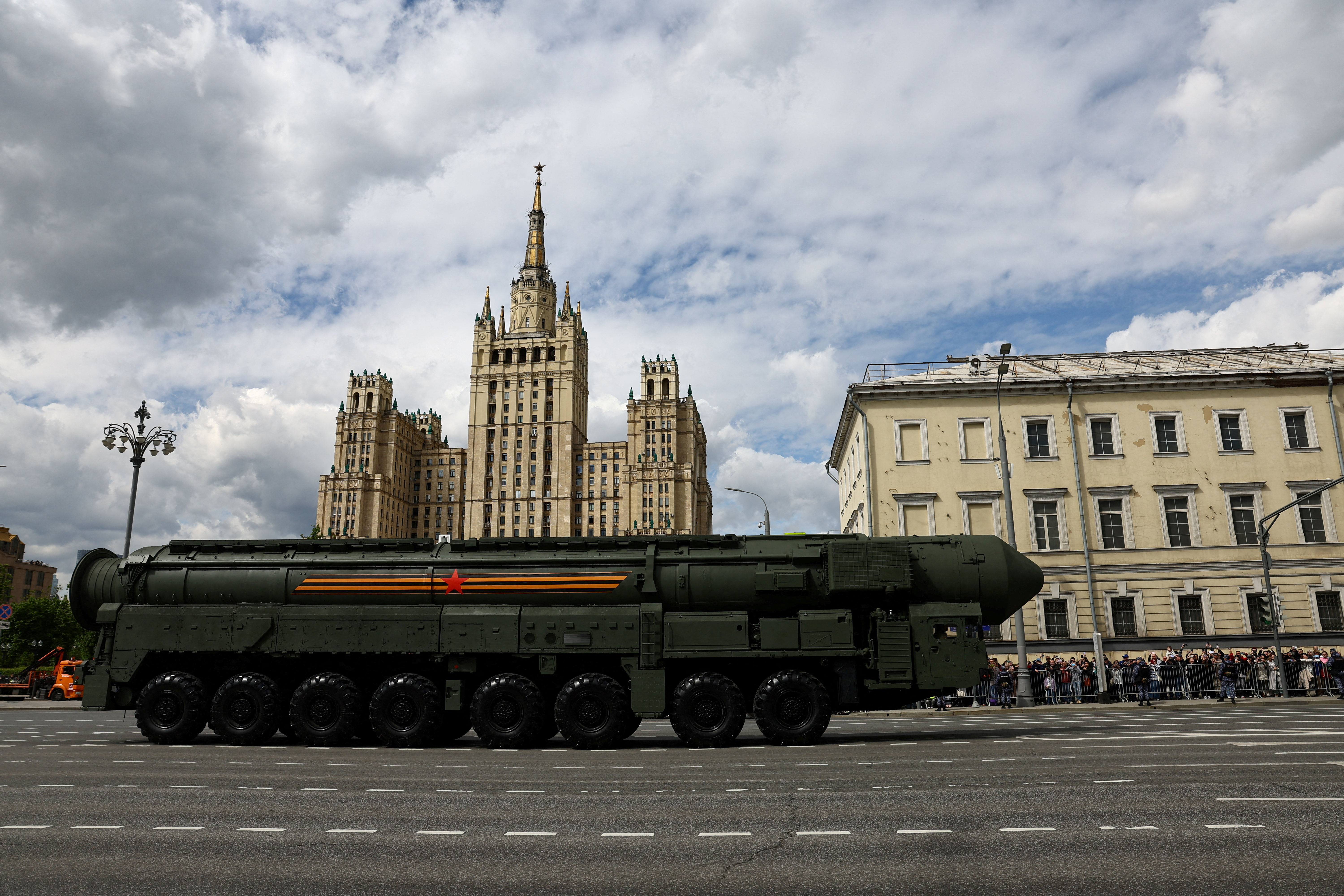 Σε ισχύ η τριήμερη κατάπαυση του πυρός του Πούτιν – «Νύχτα χωρίς πυραύλους και drones» στην Ουκρανία-1