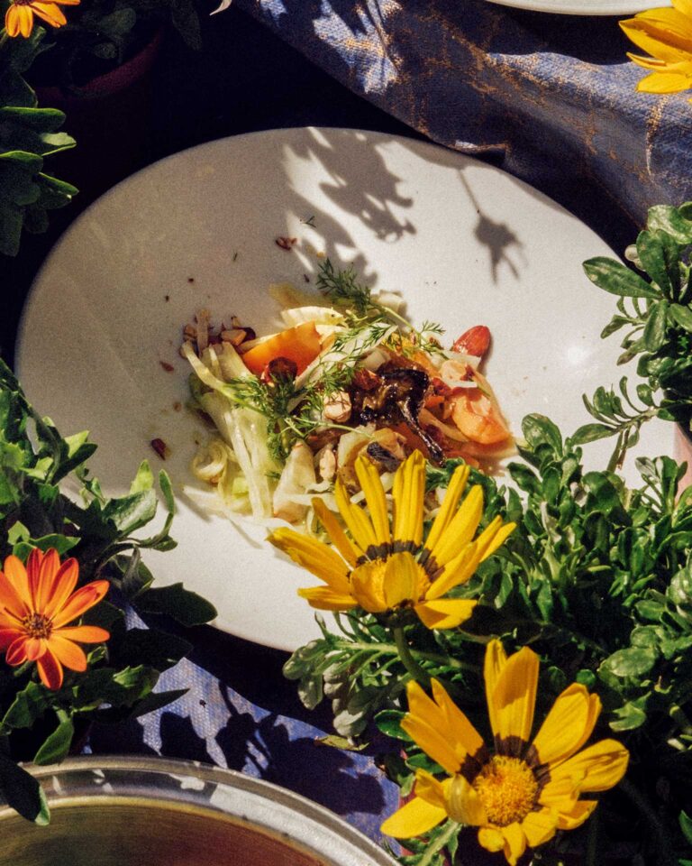 σαλάτα-με-ψητές-πιπεριές-μαραθόριζα-κ-563619631