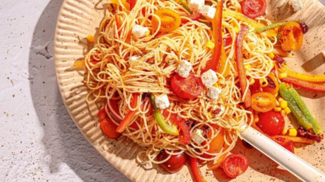 σαλάτα-με-σπαγκέτι-και-καλοκαιρινά-λα-563637865