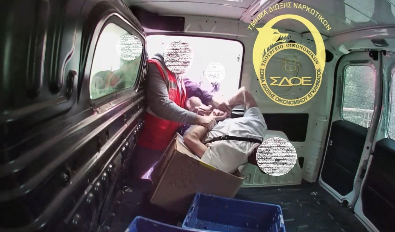 Στέλεχος του ΣΔΟΕ παρίστανε τον κούριερ και συνέλαβε 38χρονο που παραλάμβανε ναρκωτικά [φωτογραφίες]-3