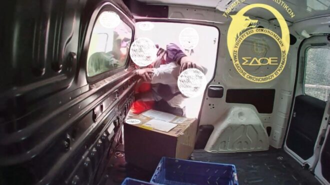 στέλεχος-του-σδοε-παρίστανε-τον-κούρι-563613322