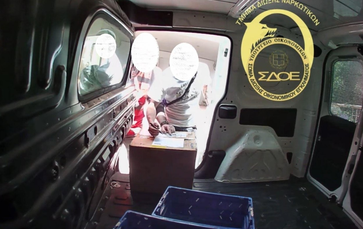 Στέλεχος του ΣΔΟΕ παρίστανε τον κούριερ και συνέλαβε 38χρονο που παραλάμβανε ναρκωτικά [φωτογραφίες]-1
