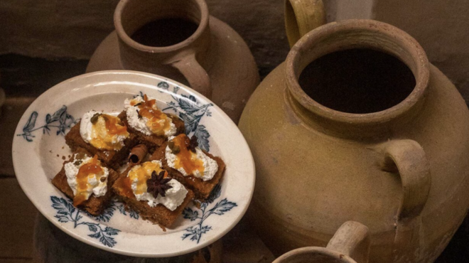 σιροπιαστό-γλυκό-με-ψωμί-και-σπετσιερ-563638468