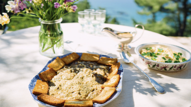 σοφρίτο-με-ελαφρύ-πιρουνάτο-πουρέ-563634397