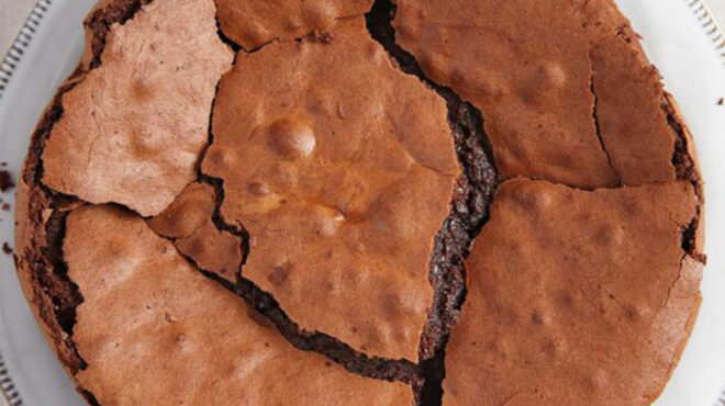 σοκολατένιο-κέικ-με-μαύρη-κουβερτούρ-563590519