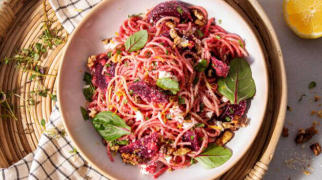 σπαγγέτι-με-παντζάρια-καρύδια-και-φέτ-563628466