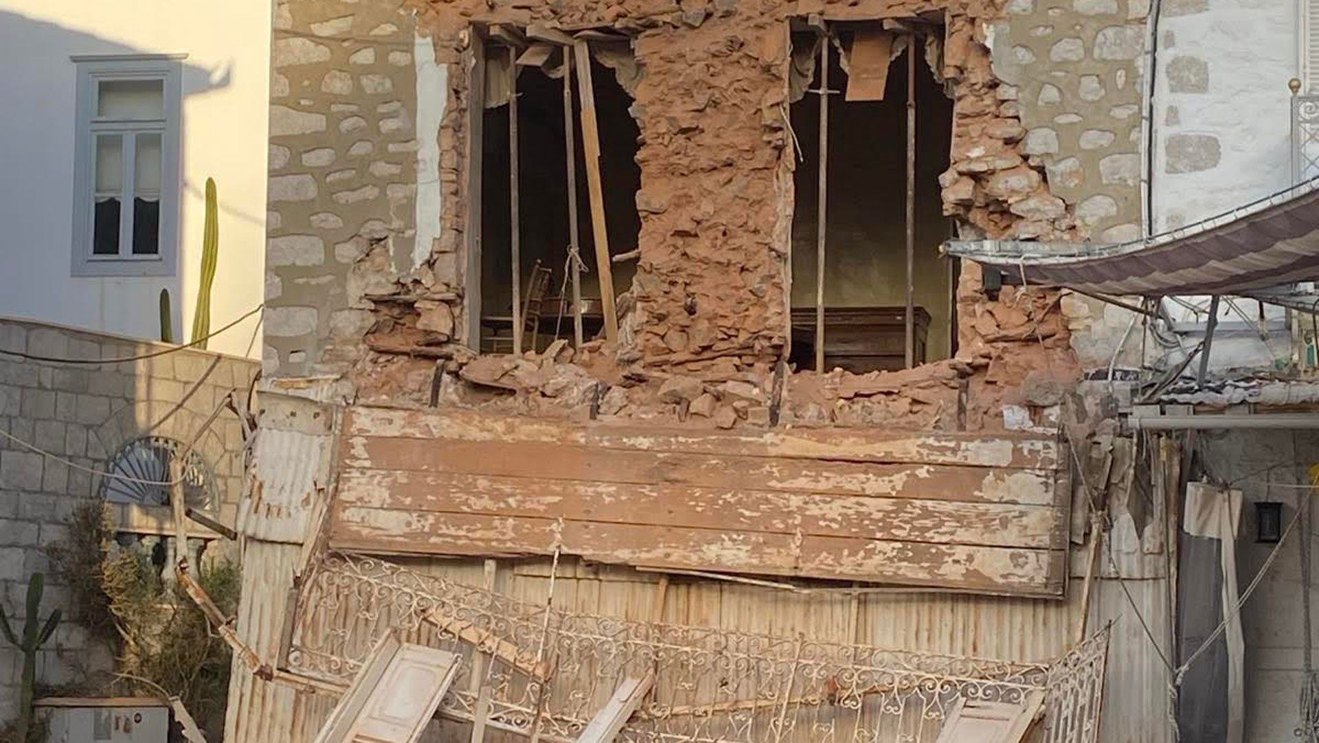 Υδρα: Κατέρρευσε πρόσοψη κτιρίου σε κεντρικό σημείο – Δεν υπήρξαν τραυματισμοί-1