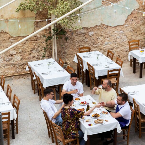 ραντεβού-στην-αυλή-12-ταβέρνες-στην-αθή-563631886