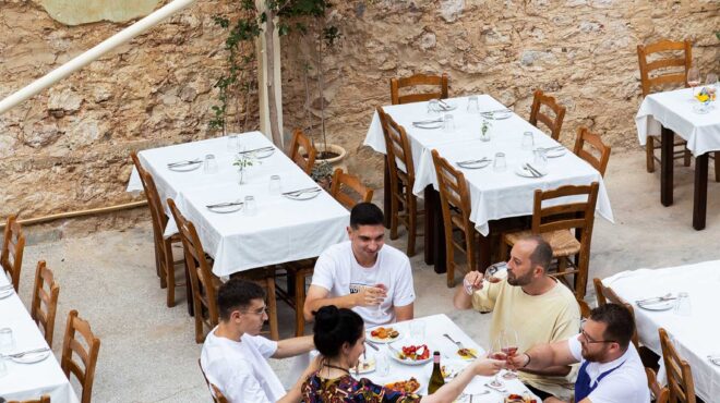 ραντεβού-στην-αυλή-12-ταβέρνες-στην-αθή-563631886