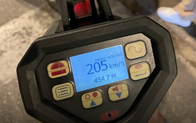 Λ. Βουλιαγμένης: Χειροπέδες σε μοτοσικλετιστή που έτρεχε με 205 χλμ./ώρα-1