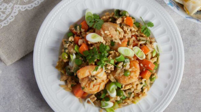 τηγανητό-ρύζι-με-γαρίδες-και-αρακά-563608942