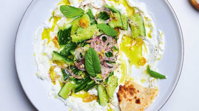 σαλάτα-με-σκαστό-αγγουράκι-σάλτσα-για-563640019