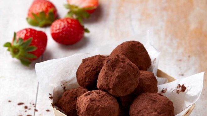 τρούφες-σοκολάτας-με-πουρέ-φράουλας-563611102