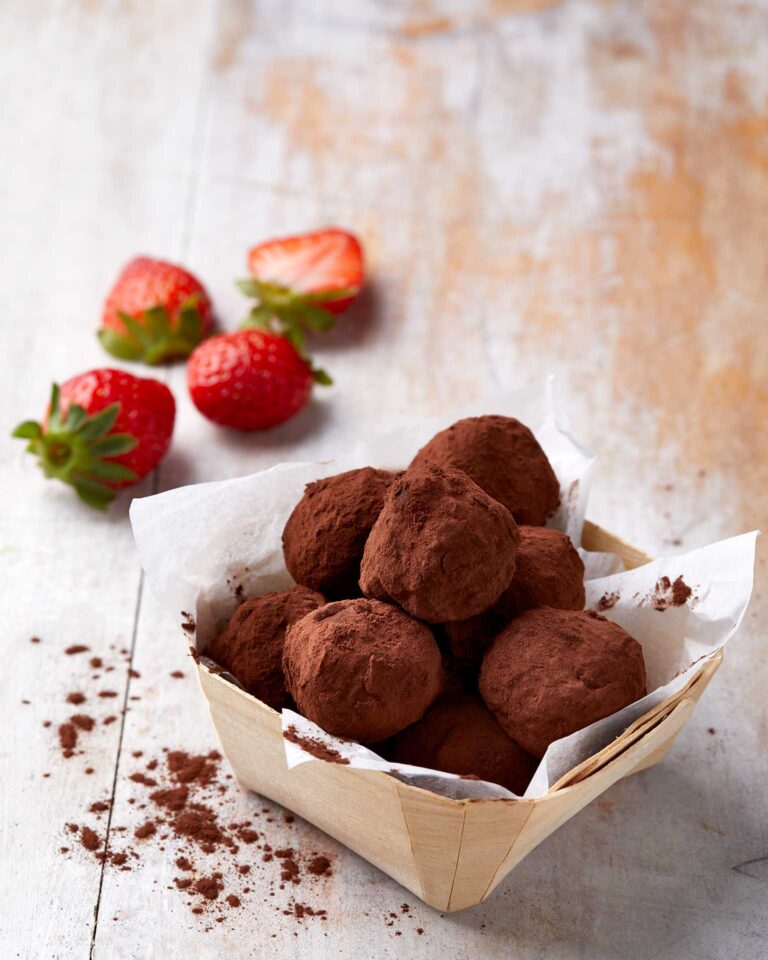 τρούφες-σοκολάτας-με-πουρέ-φράουλας-563611102
