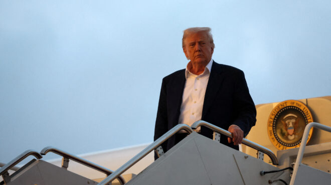 κατάρ-για-δωρεά-αεροσκάφους-στον-τραμ-563607322