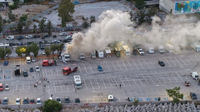 φωτιά-σε-τροχόσπιτο-στον-πειραιά-563627098