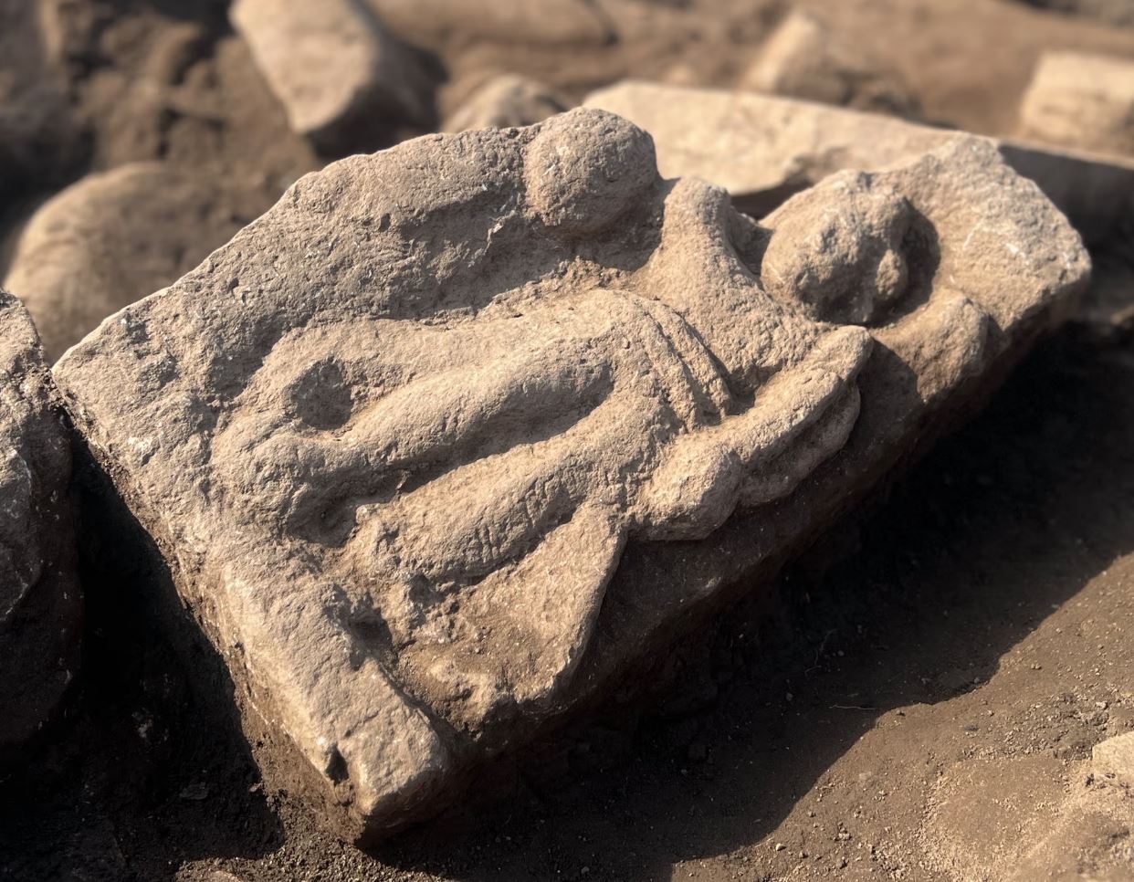 Βρετανία: Ζευγάρι εθελοντών αρχαιολόγων ανακάλυψε ανάγλυφο της θεάς Νίκης-1