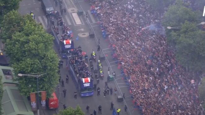 το-παρίσι-υποδέχθηκε-τους-πρωταθλητέ-563644294