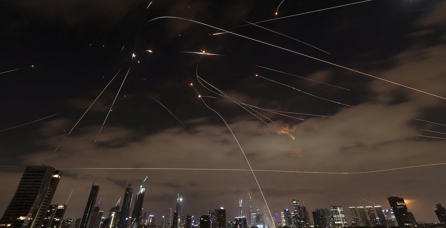 Ισραήλ εναντίον Ιράν: Ο Τραμπ επέστρεψε εκτάκτως από την G7 – Καλεί σε «εκκένωση της Τεχεράνης»-2