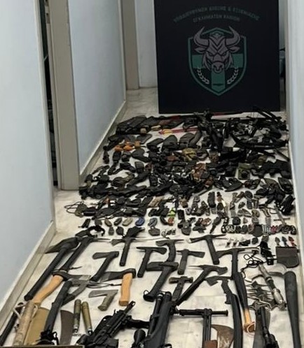 Χανιά: Συνελήφθη 42χρονος που έκρυβε οπλοστάσιο στο σπίτι του – Βρέθηκαν τόξα, σπαθιά, βαλλίστρες, ακόντια-2