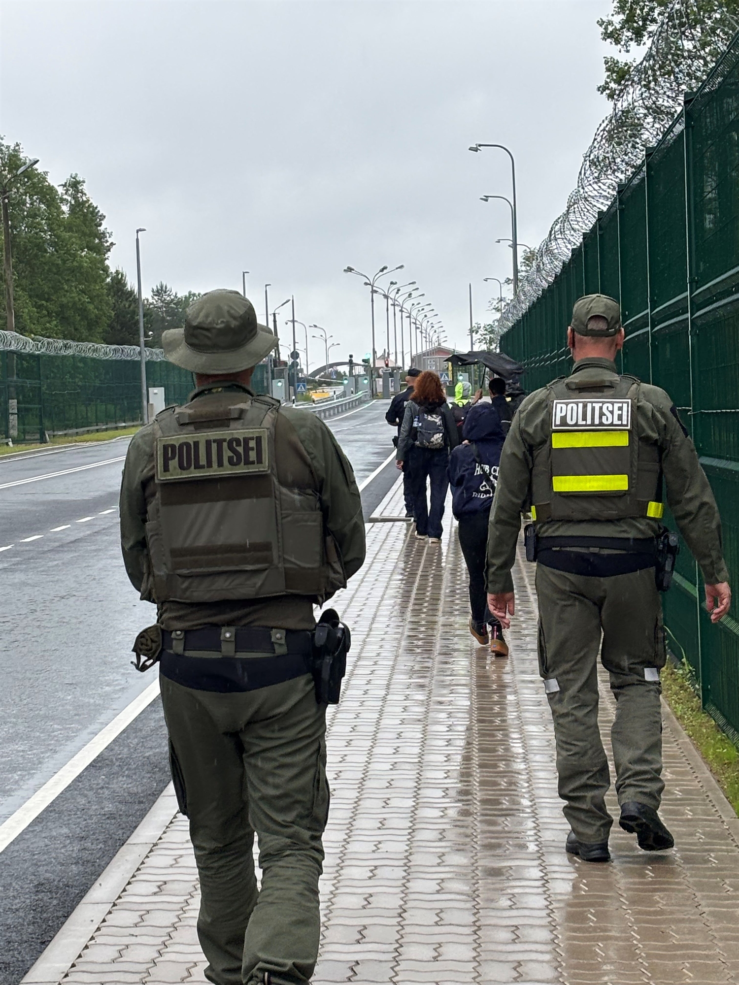 Εδώ είμαστε όλοι σε επιφυλακή-1