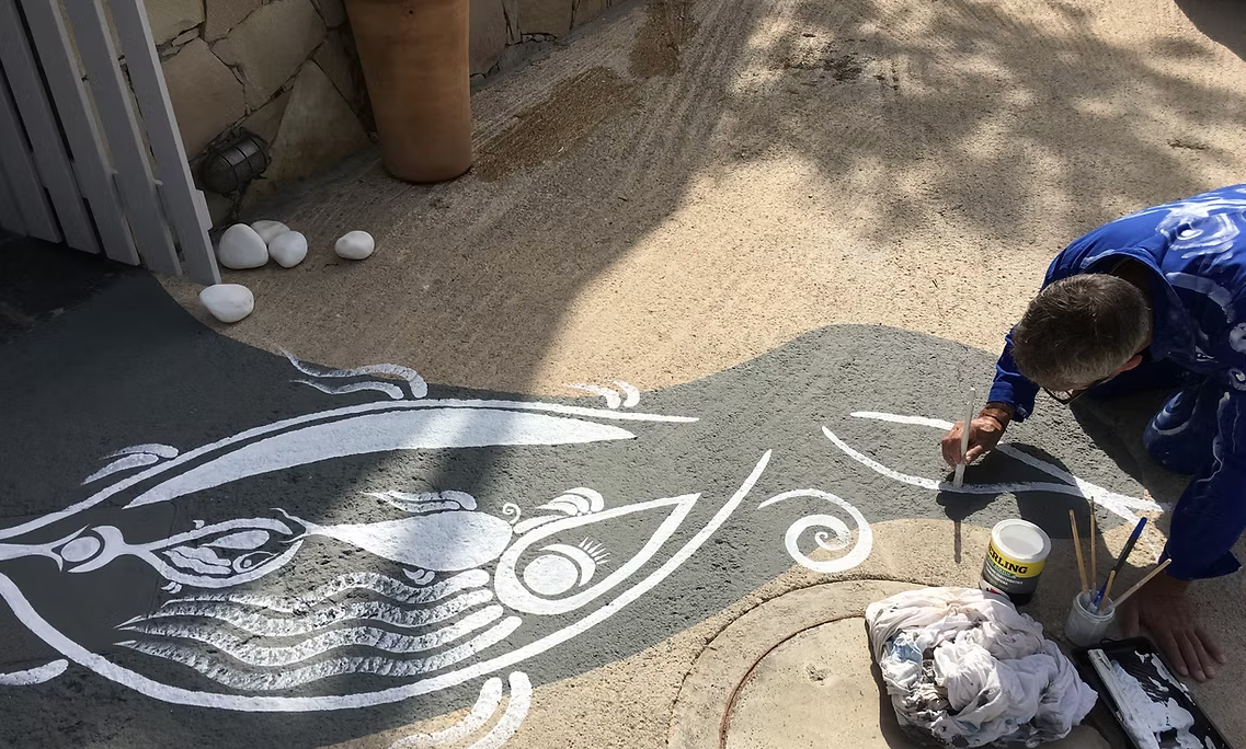 Ο Γάλλος ζωγράφος που ζει στην Κίμωλο-1