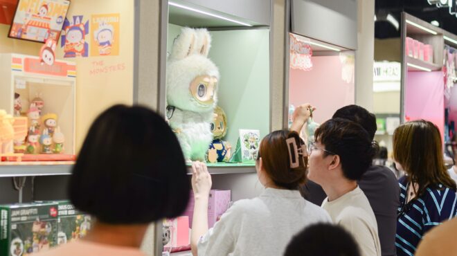 παγκόσμια-τρέλα-με-τα-κουκλάκια-labubu-563674108