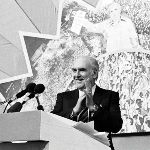 οταν-έφυγε-ο-ανδρέας-μέσα-από-το-ιστο-563677504